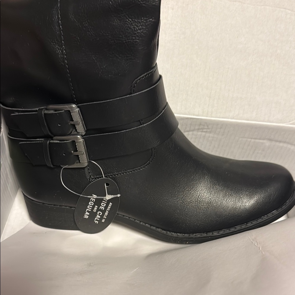 Black Heeled Boots Sleek Design